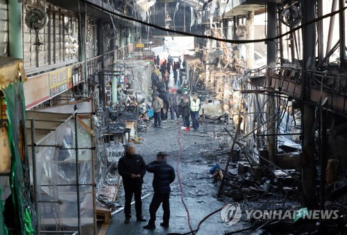 5일 오전 인천시 동구 현대시장 점포들 곳곳이 화재로 검게 타거나 그을려 있다. 이 시장에서는 전날 오후 11시 38분 원인을 알 수 없는 큰불이 나 점포 212곳 가운데 55곳이 타는 등 피해가 났다.  [인천=연합뉴스]
